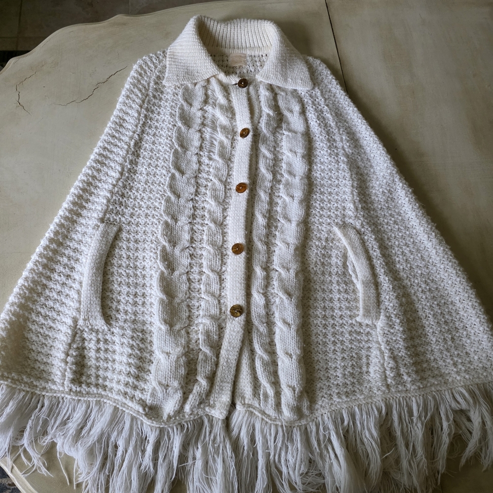 ✨ VINTAGE 70s Boho Cream Cable Knit Fringe Cape – Arm Openings – Cozy! - Picture 14 of 16
